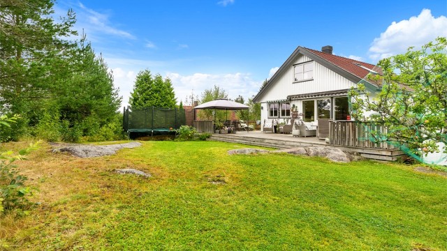 Flott opparbeidet hage med stor plen – her er det godt med tumleplass for både små og store.