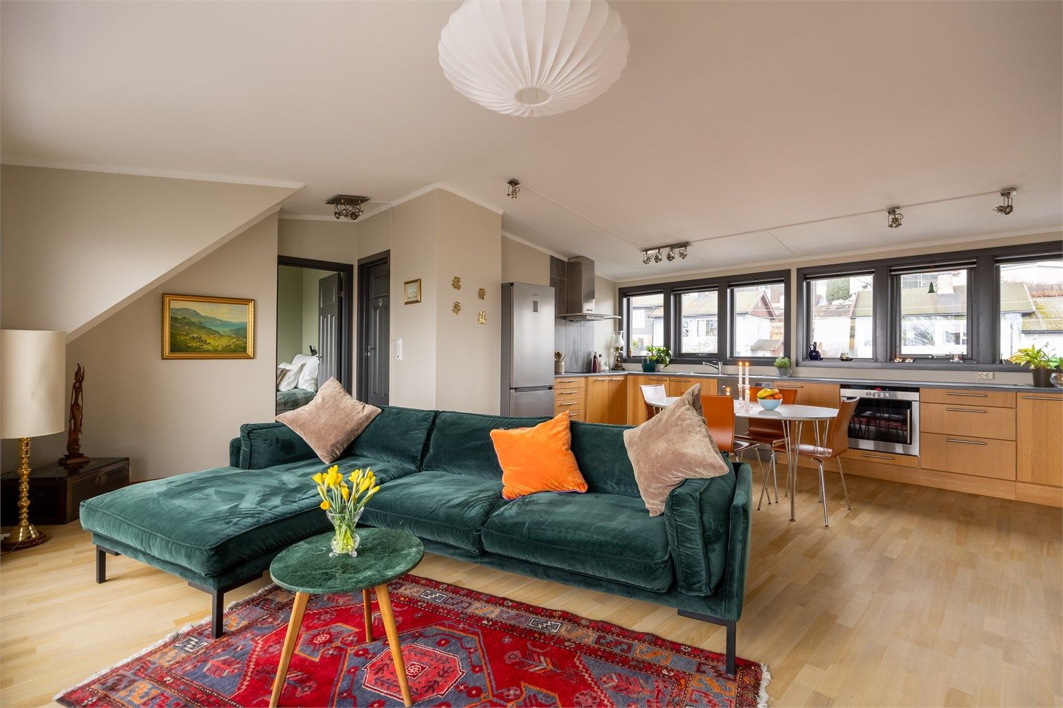 Leiligheten varmes opp med panelovner som ble installert i 2023.