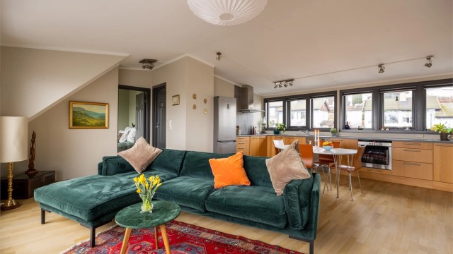 Leiligheten varmes opp med panelovner som ble installert i 2023.