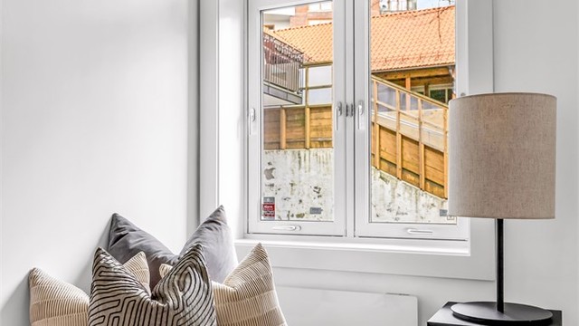 Vinduet slipper inn godt med naturlig lys.