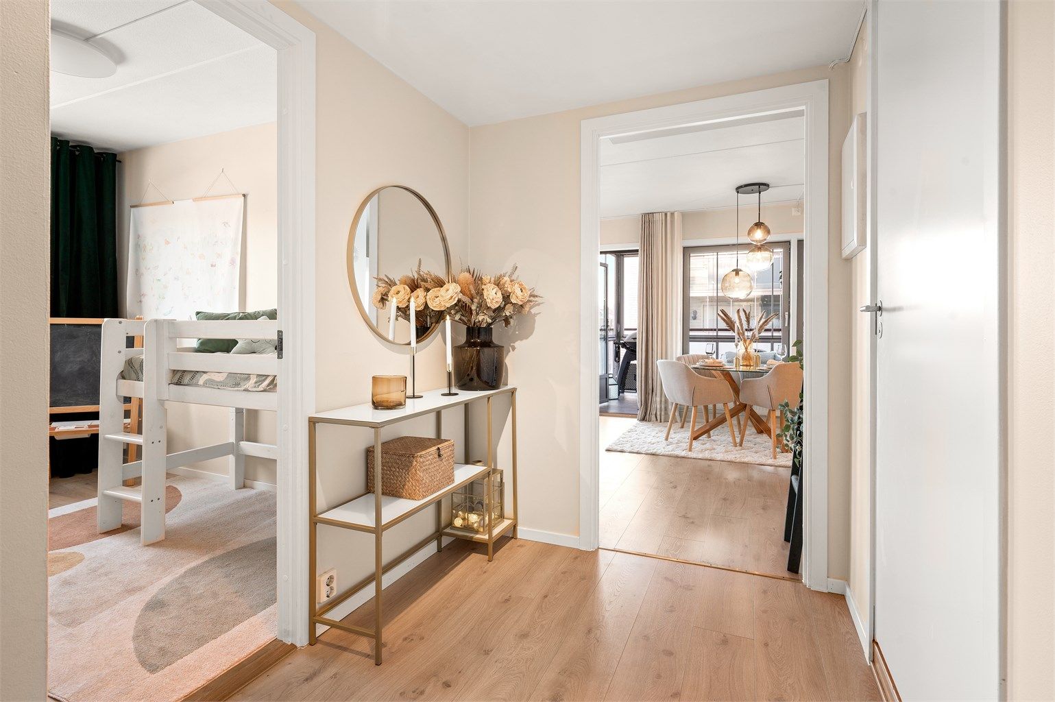 Leiligheten ønsker deg velkommen med en lys og luftig entré som gir adkomst til alle rom i boligen. 