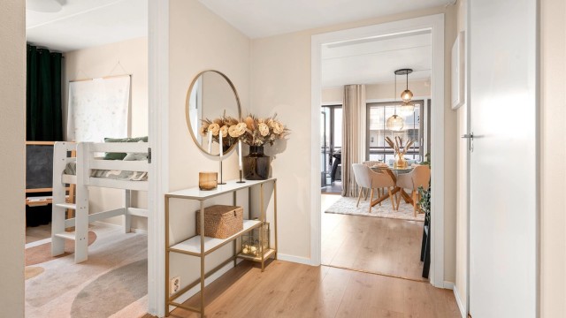 Leiligheten ønsker deg velkommen med en lys og luftig entré som gir adkomst til alle rom i boligen.