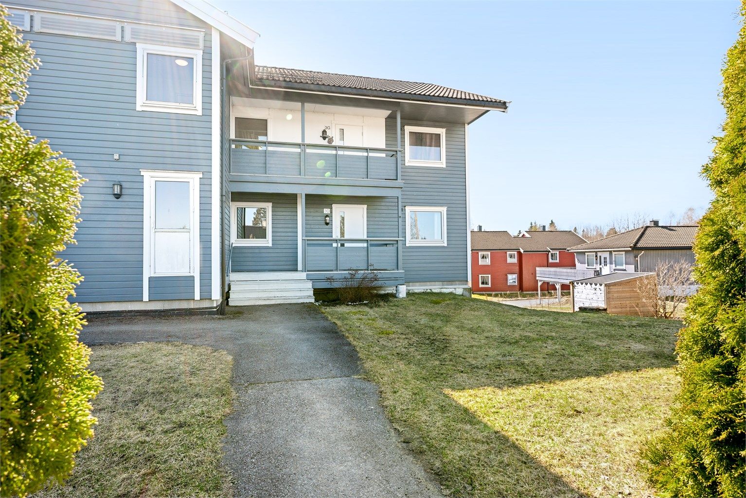 Bygningen er fra 2007 og har fasader kledd med trepanel og fasadeplater.