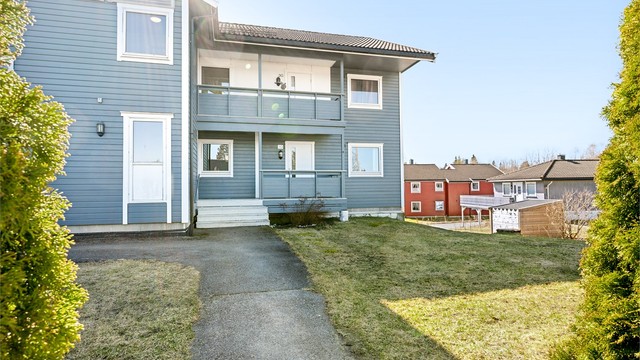 Bygningen er fra 2007 og har fasader kledd med trepanel og fasadeplater.