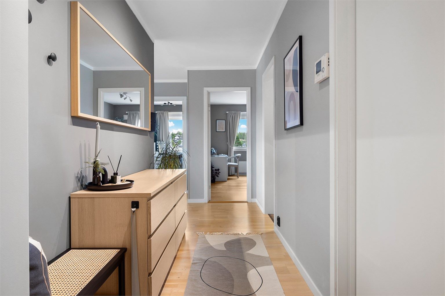 Lys entré med tilknytning til garderoberom