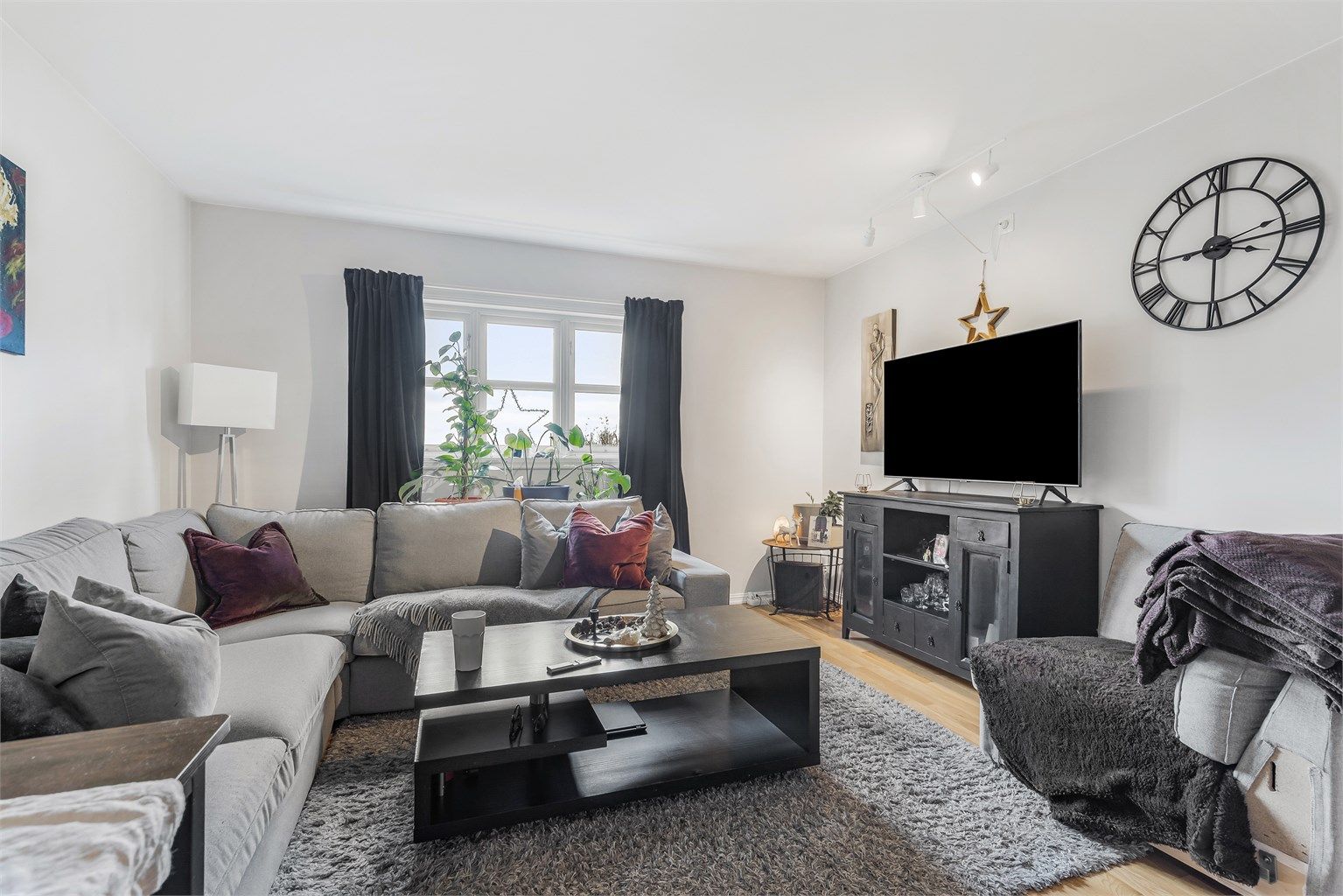 Hybel: Stue med plass til sittegruppe og TV-område.