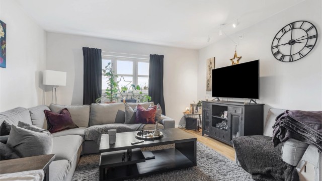 Hybel: Stue med plass til sittegruppe og TV-område.