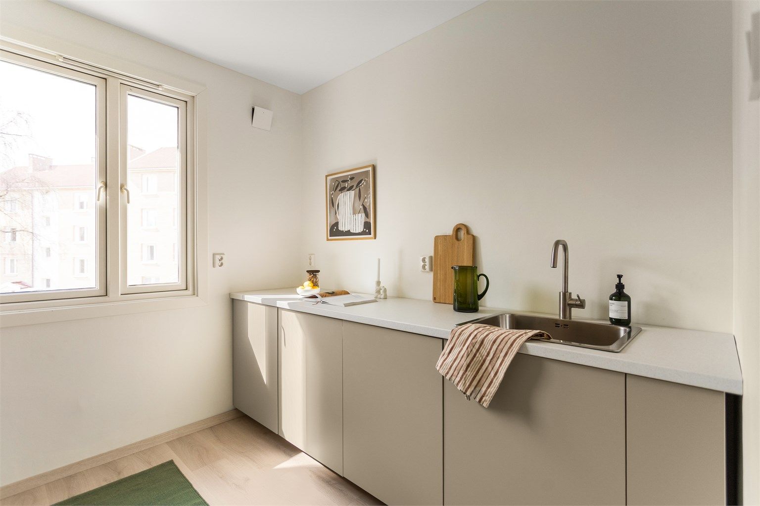 Det er opplegg for vaskemaskin på kjøkkenet, og det er installert vannstoppsystem for ekstra trygghet.