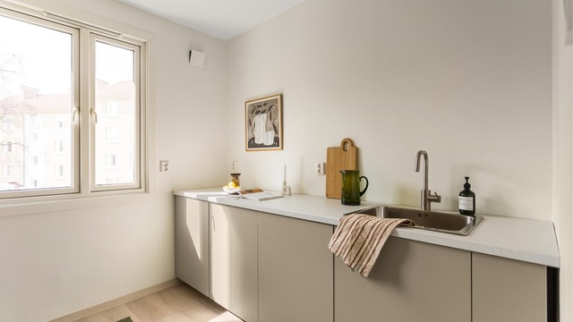 Det er opplegg for vaskemaskin på kjøkkenet, og det er installert vannstoppsystem for ekstra trygghet.