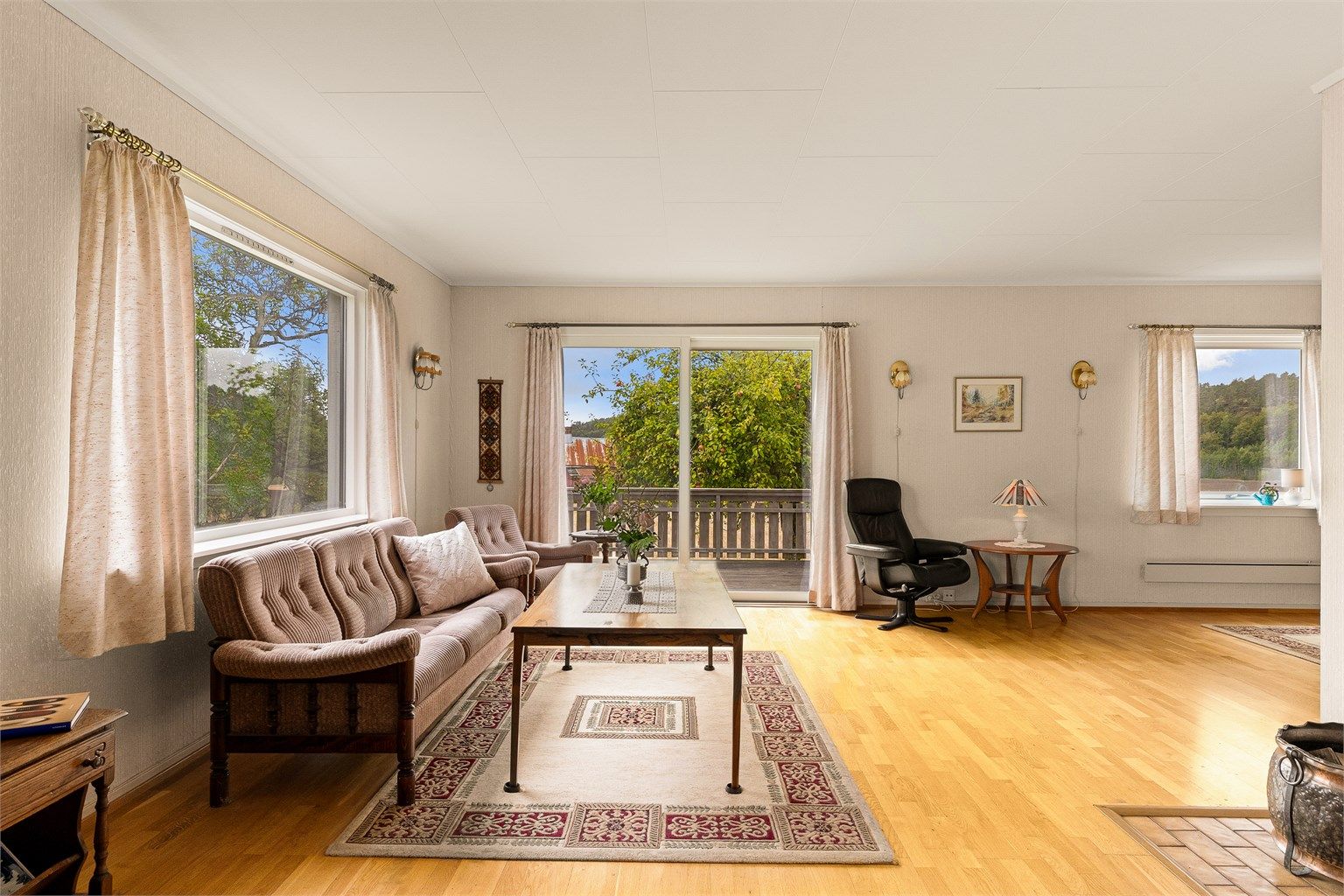 Hovedstuen har parkett på gulv og skyvedør med utgang til verandaen.