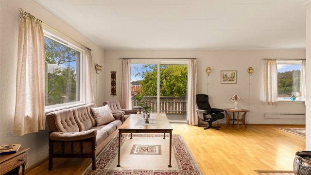 Hovedstuen har parkett på gulv og skyvedør med utgang til verandaen.