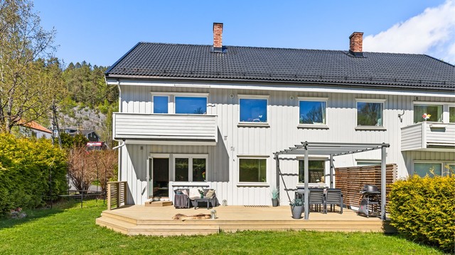Firemannsboligen har en klassisk arkitektur med stående trekledning og tak tekket med takstein i 2018.