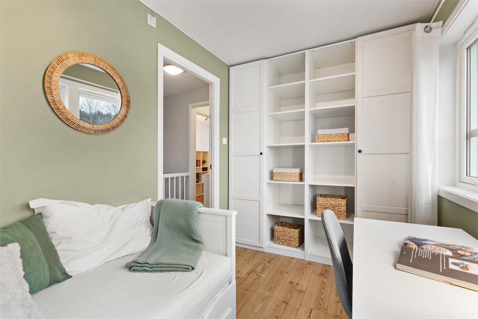 Det andre soverommet egner seg godt som barnerom, gjesterom eller kontor.