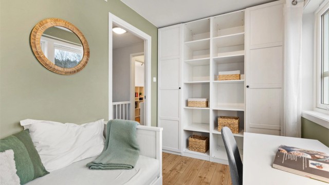 Det andre soverommet egner seg godt som barnerom, gjesterom eller kontor.