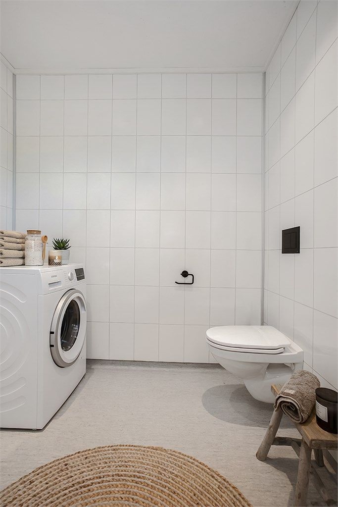 Badet har også opplegg for vaskemaskin, noe som gir en praktisk vaskeromsløsning.