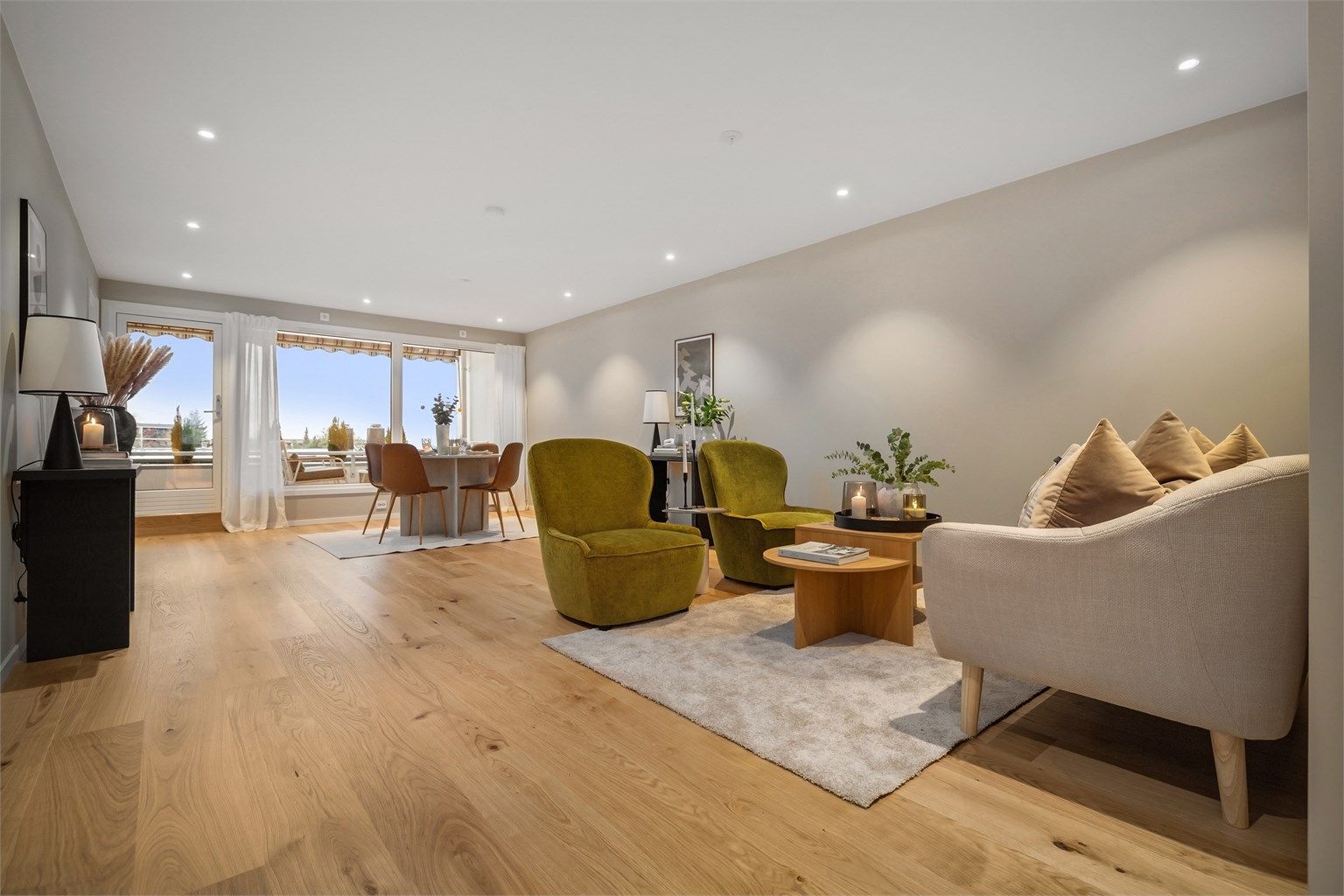 Boligen ble profesjonelt oppusset i 2026 og fremstår med høy standard, her kan du flytte rett inn uten å bekymre deg for vedlikehold de neste årene!