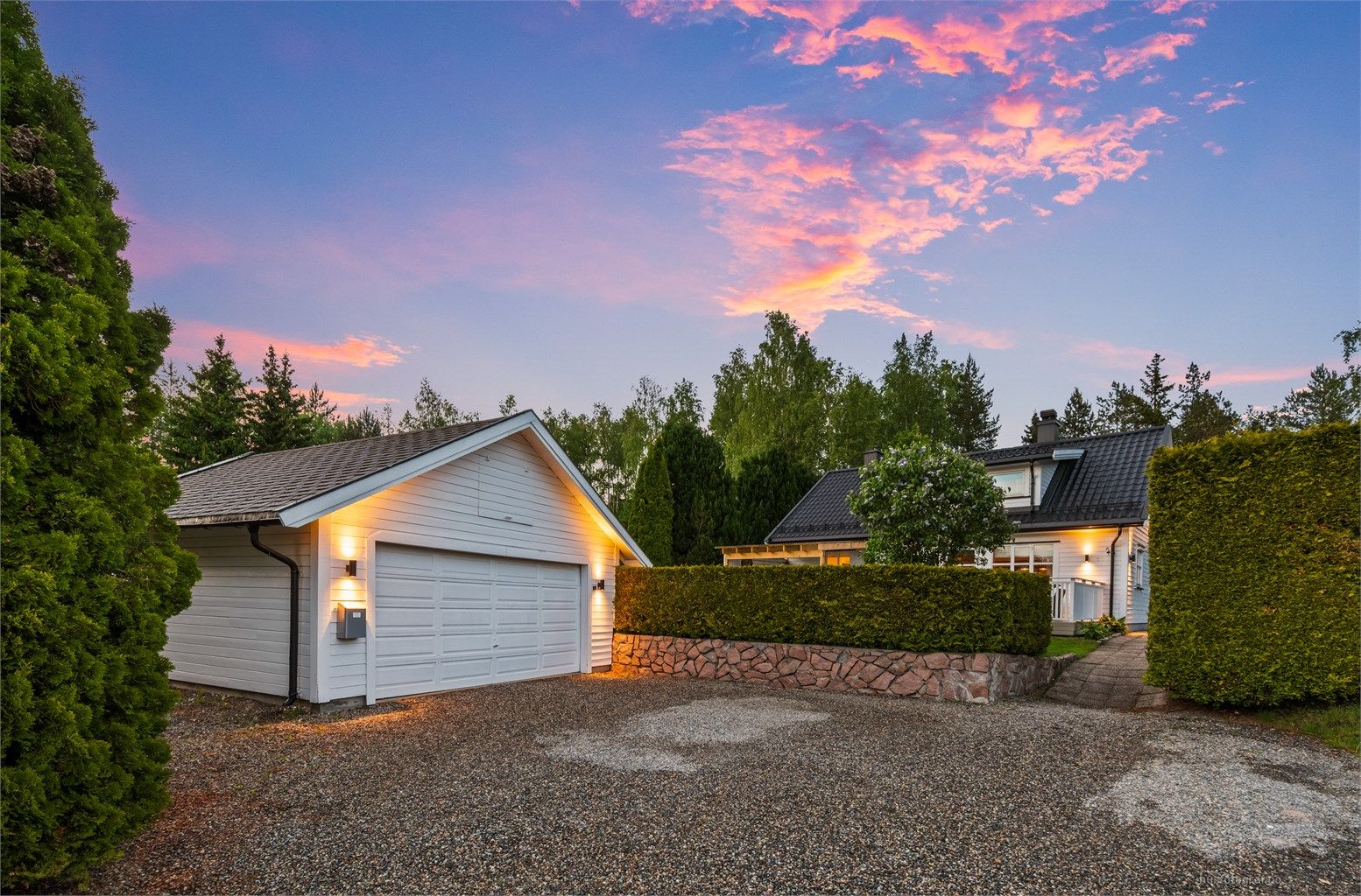 Dobbelgarasje med god oppbevaringsmuligheter, samt gode parkeringsmuligheter i gruset gårdsplass.