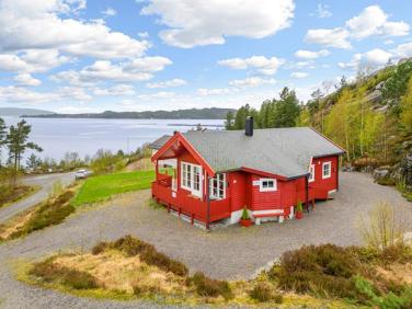 Flott hytte med panoramautsikt over Sandnesosen over mot Masfjordnes