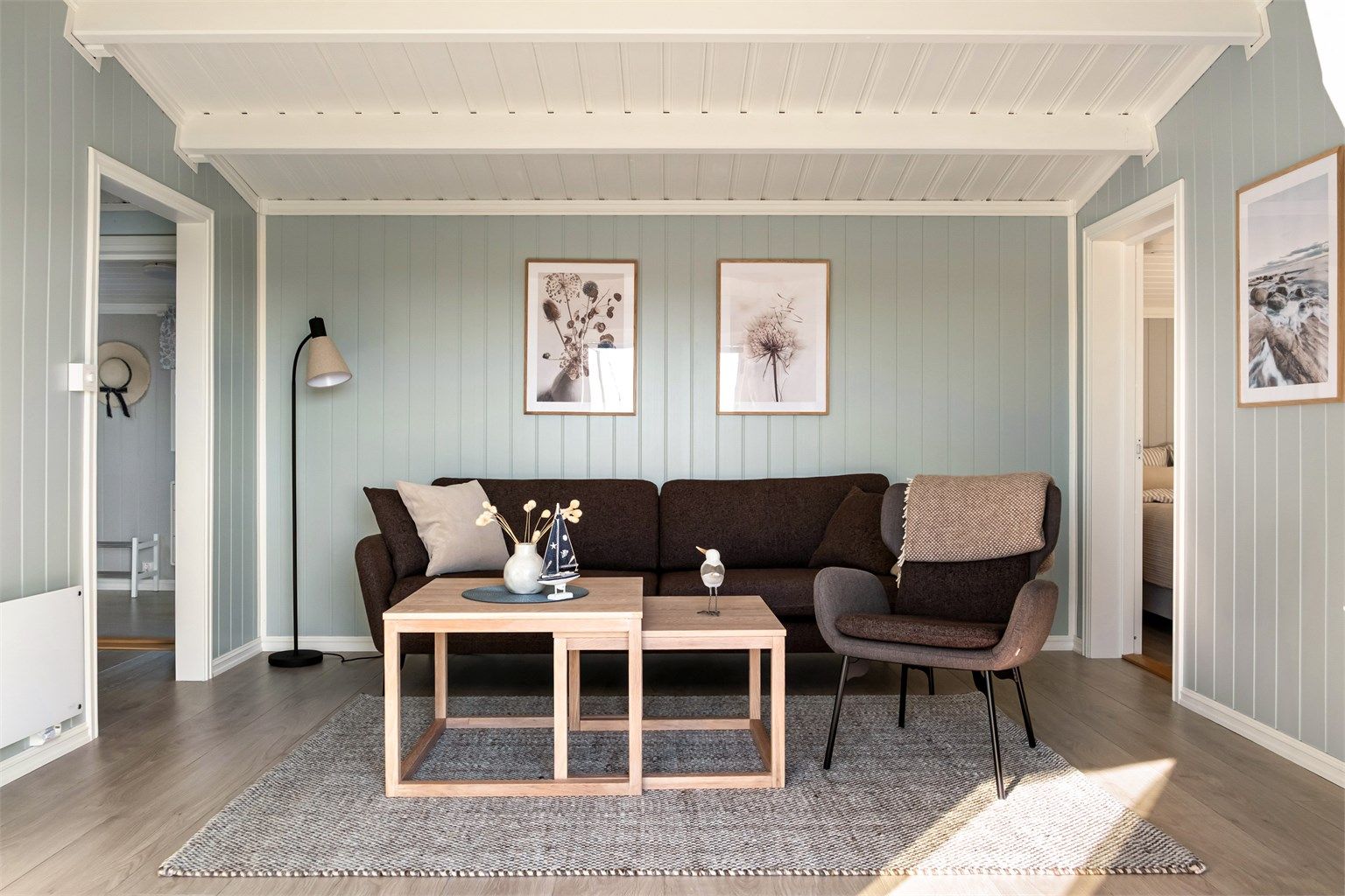 Stuen utgjør midtpunktet i hytta med soverommene på den ene siden, kjøkkenet og badet på den andre.