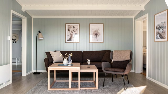 Stuen utgjør midtpunktet i hytta med soverommene på den ene siden, kjøkkenet og badet på den andre.