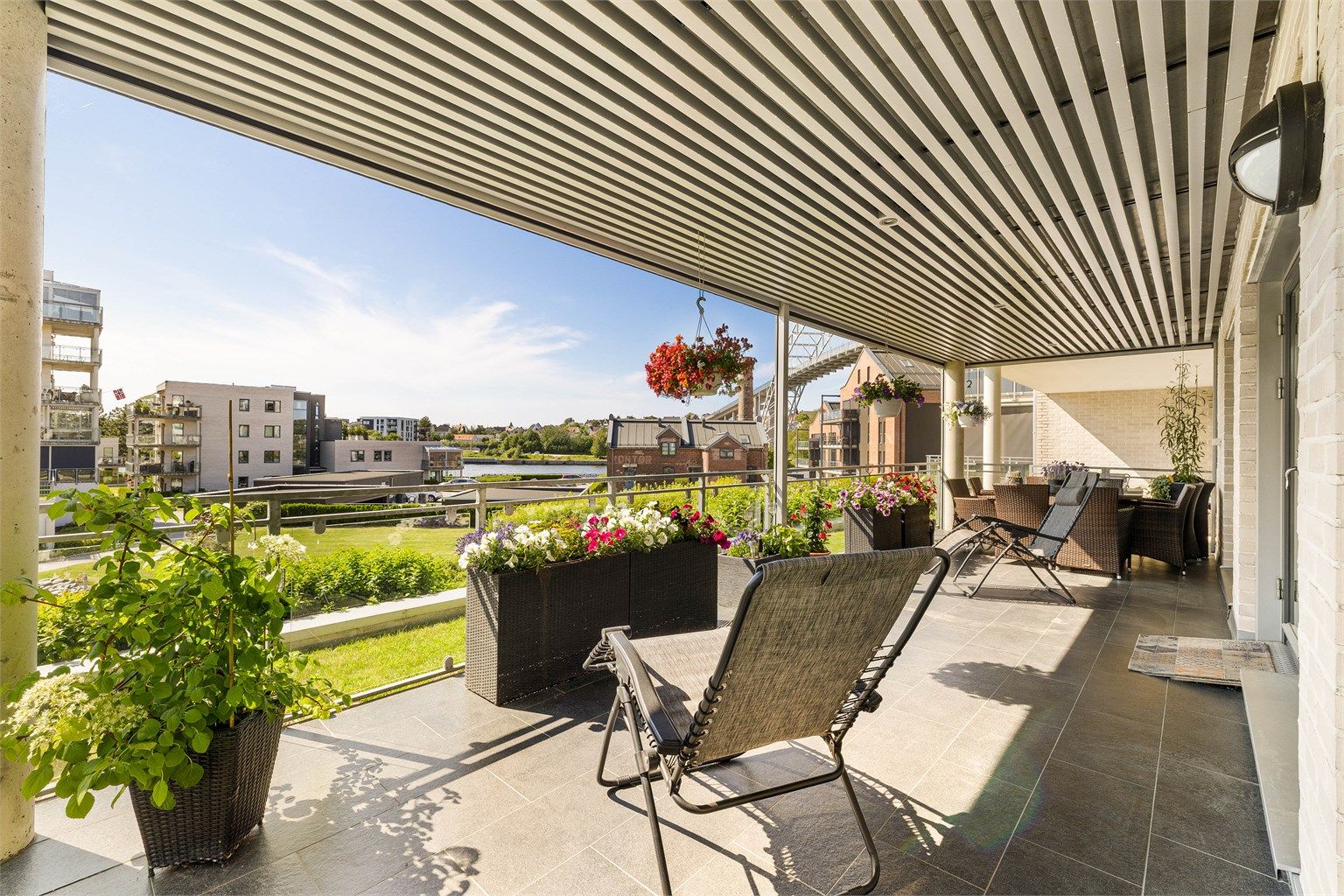 På terrassen ser du rett ut mot elven, til Riverside og Bellevue på by-siden.