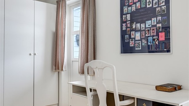 I tillegg har soverommet et praktisk teknisk rom/bod på innsiden – perfekt for ekstra oppbevaring.