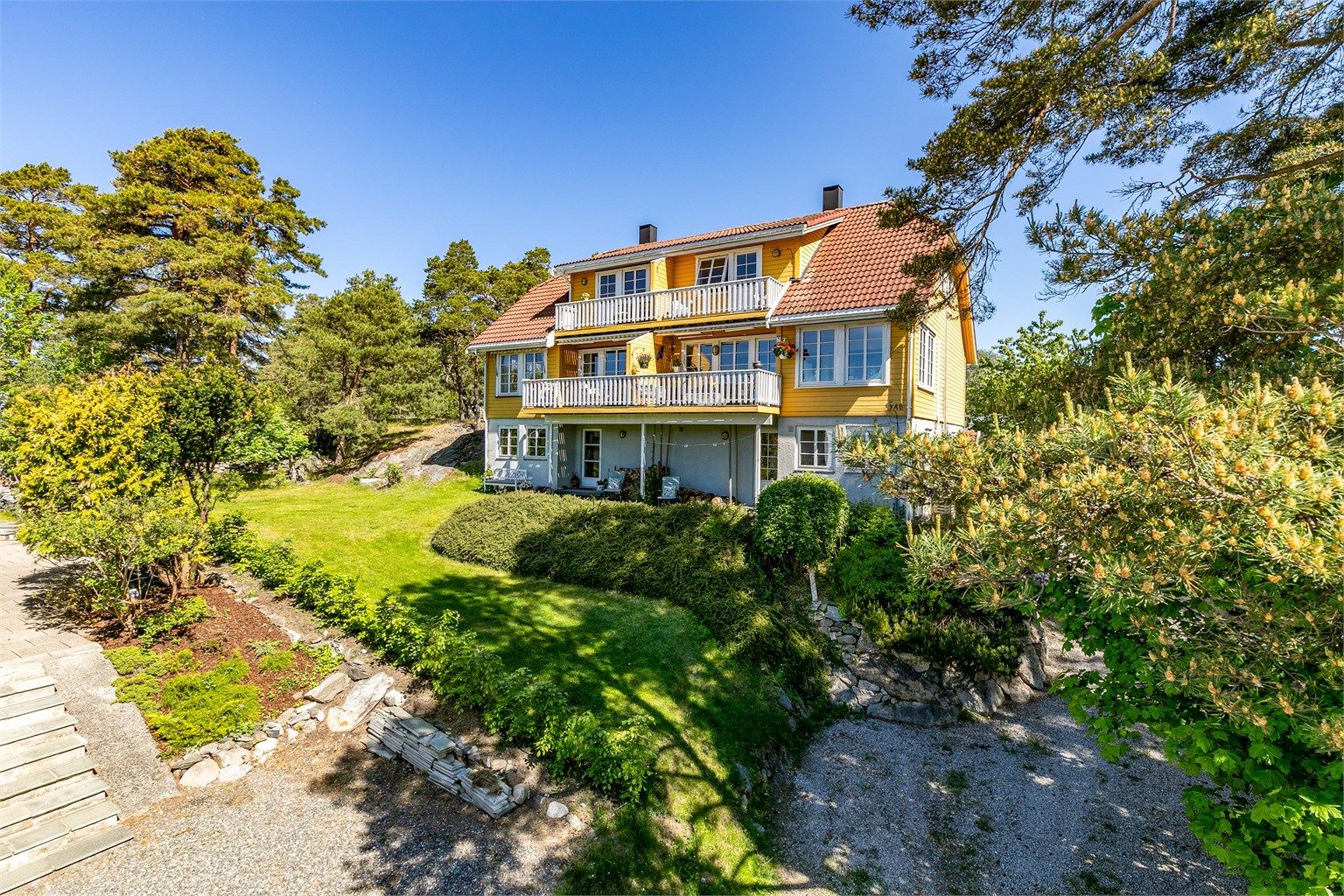 Biloppstilling skjer på felles gårdsplass/oppkjørsel.