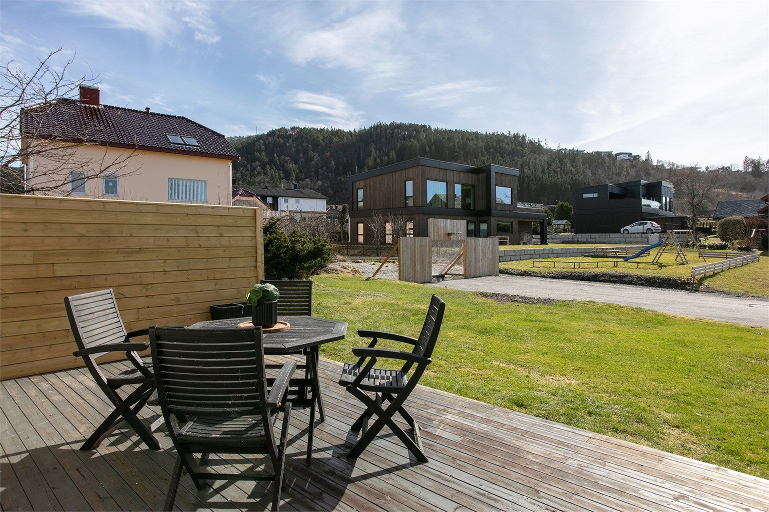 Den sørvestvendte uteplassen er et fint sted for lek og rekreasjon.