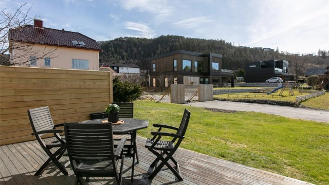 Den sørvestvendte uteplassen er et fint sted for lek og rekreasjon.