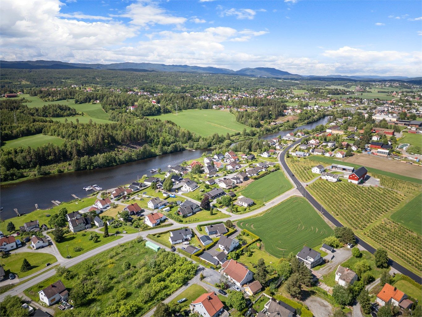 Det er ca. 13 min. kjøring til Hokksund og ca. 20 min til Kongsberg og Mjøndalen