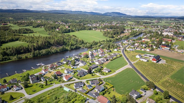Det er ca. 13 min. kjøring til Hokksund og ca. 20 min til Kongsberg og Mjøndalen