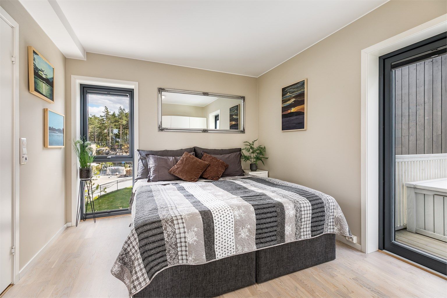 På midtre plan inngår også hovedsoverommet, som blant annet har egen tilgang til balkongen.