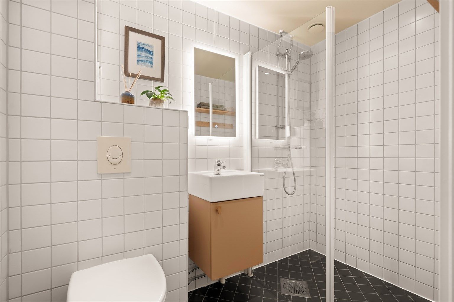 Flislagt bad fra 2009 med gulvvarme og downlights i himling