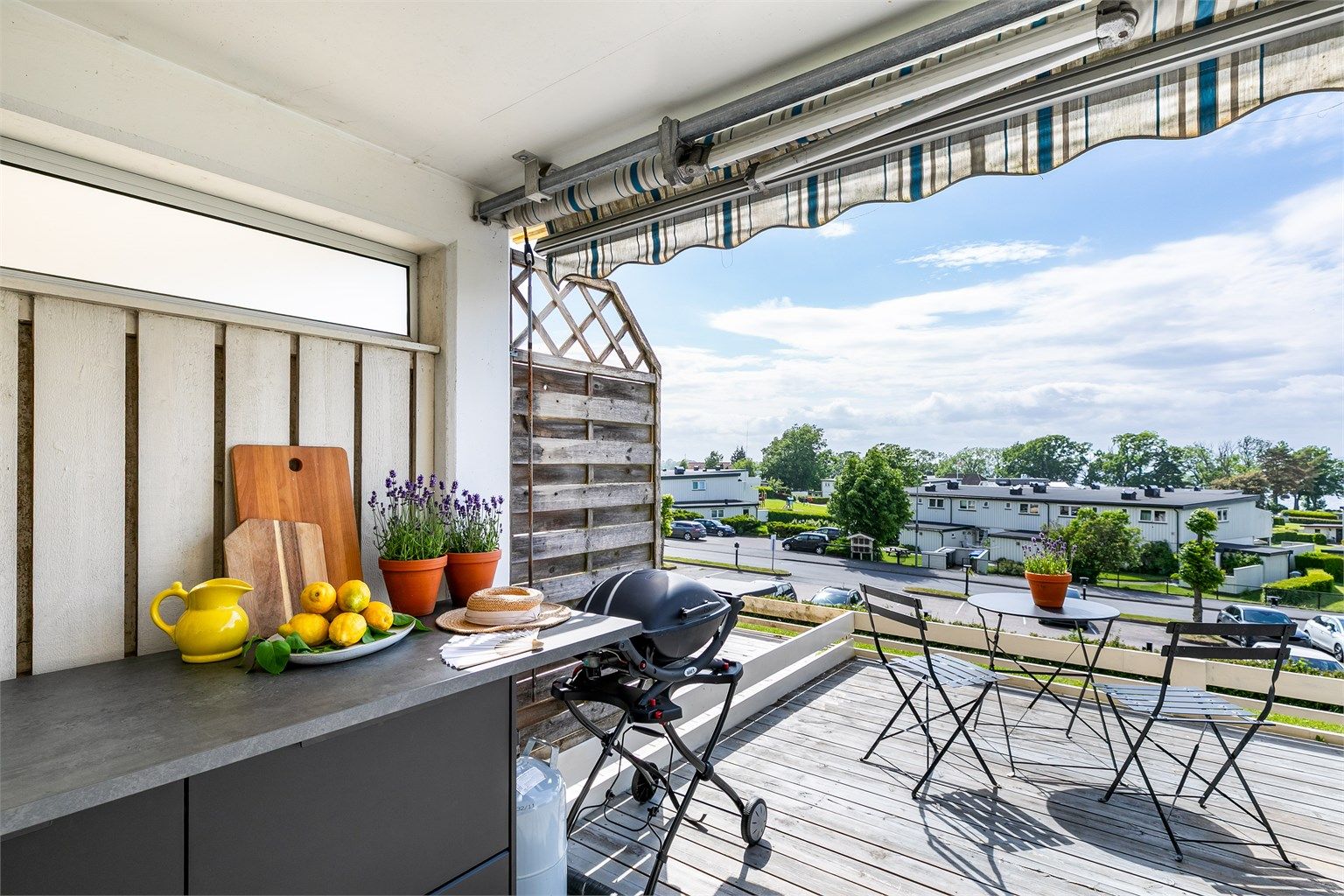 Den over 30 kvm. store plattingen er perfekt for soling og grilling i ettermiddagssolen.