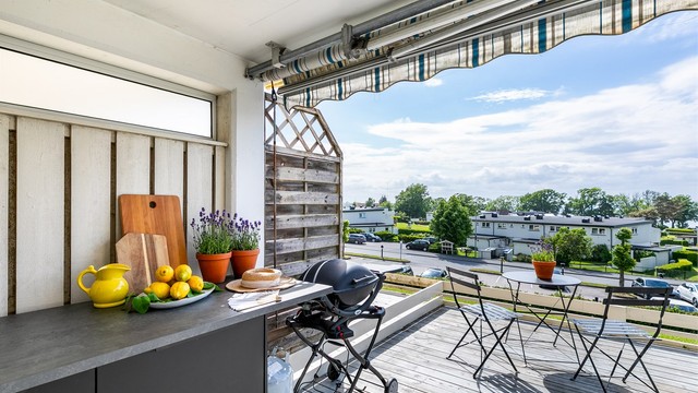 Den over 30 kvm. store plattingen er perfekt for soling og grilling i ettermiddagssolen.