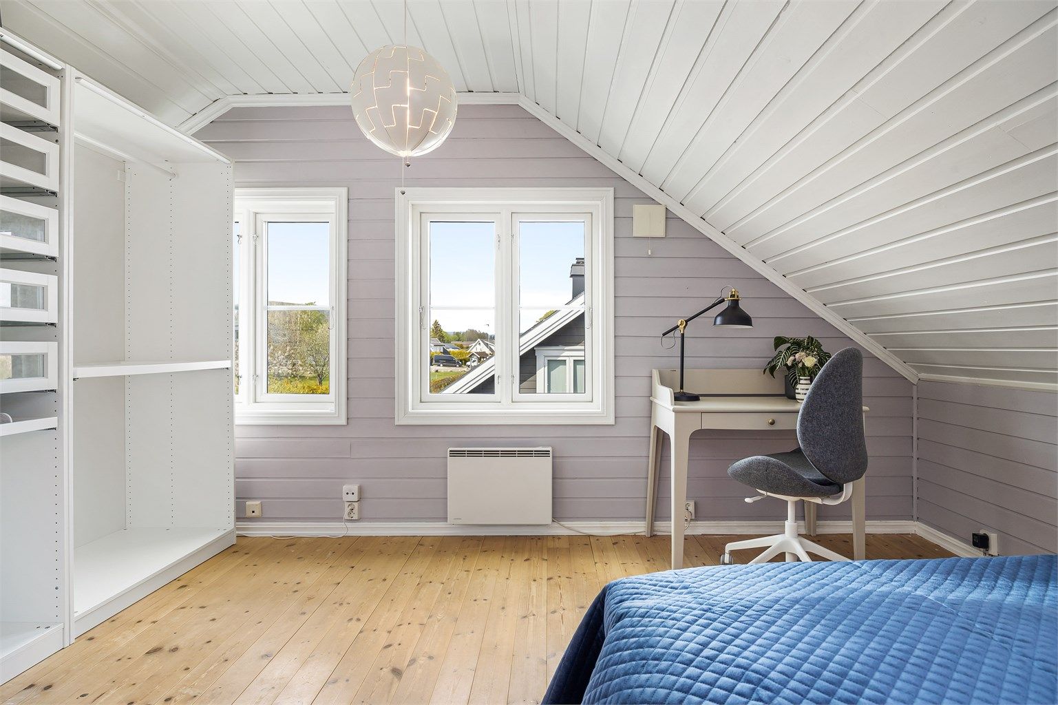 Soverom 1 på loftet med plass til seng og arbeidsbord.
