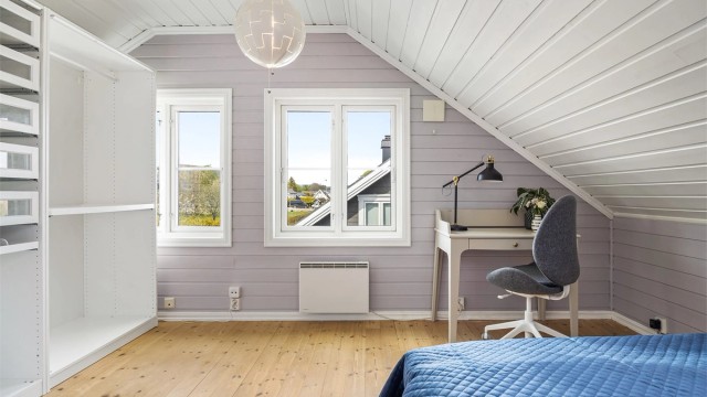 Soverom 1 på loftet med plass til seng og arbeidsbord.