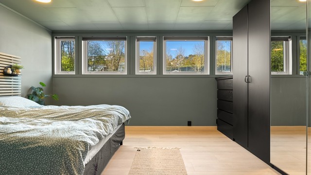 Leilighetens hovedsoverom er av svært god størrelse. Her var det opprinnelig 2 mindre soverom som er blitt slått sammen.