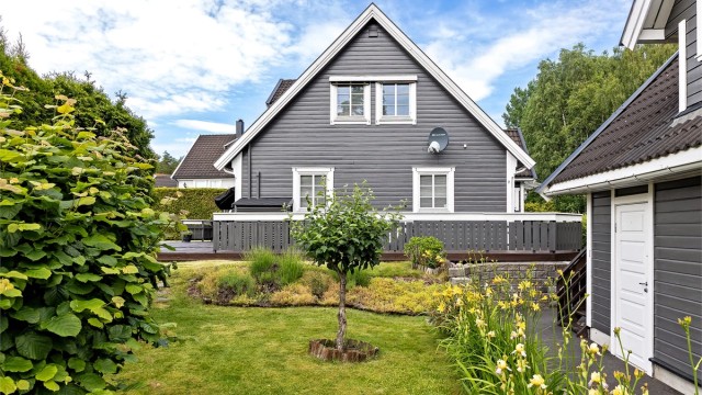 Eiendommen har en romslig, frittstående garasje fra 2003, med elbil-lader.