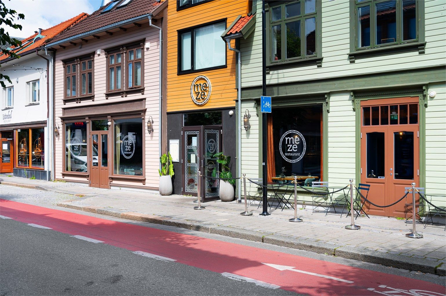 Leiligheten ligger i Pedersgata, som byr på et mangfold av ulike mattilbud. Det er også kort gangavstand til sentrum