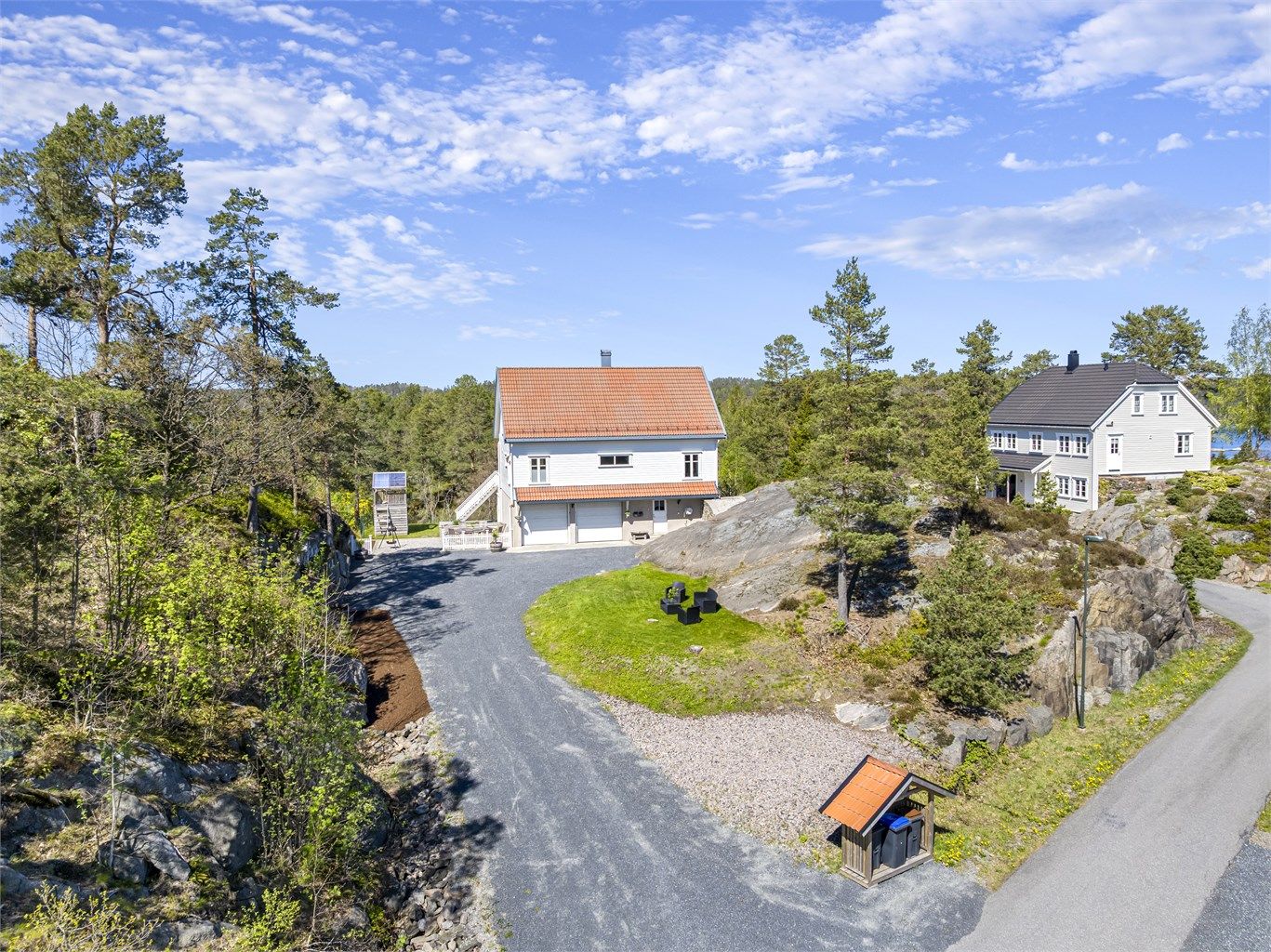 Eiendommen ligger tilbaketrukket på en stor, svakt skrånende tomt med gode solforhold.
