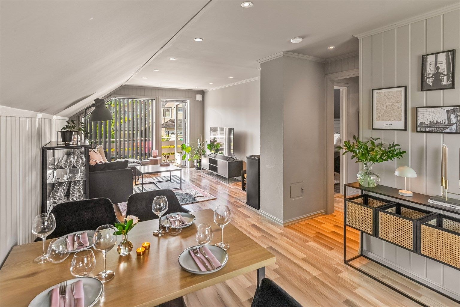 Leiligheten holder en gjennomgående fin standard, og er moderne innredet med tidsriktige farger.