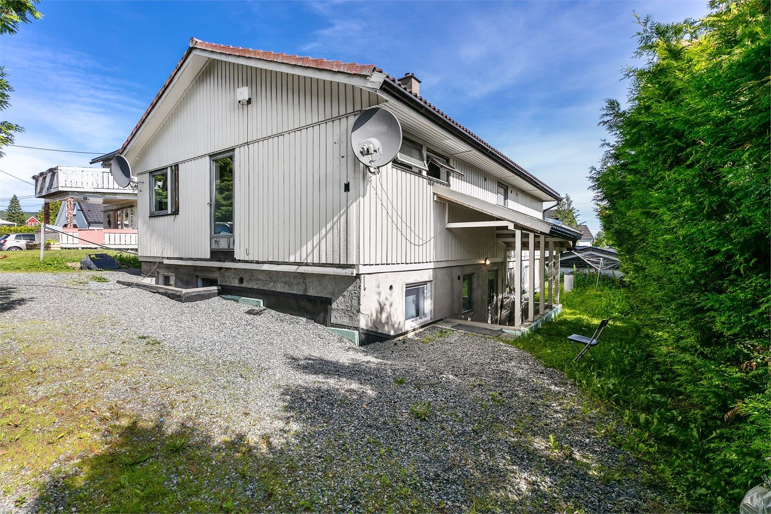 Hybelen har egen inngang med overbygd tak på baksiden av huset.