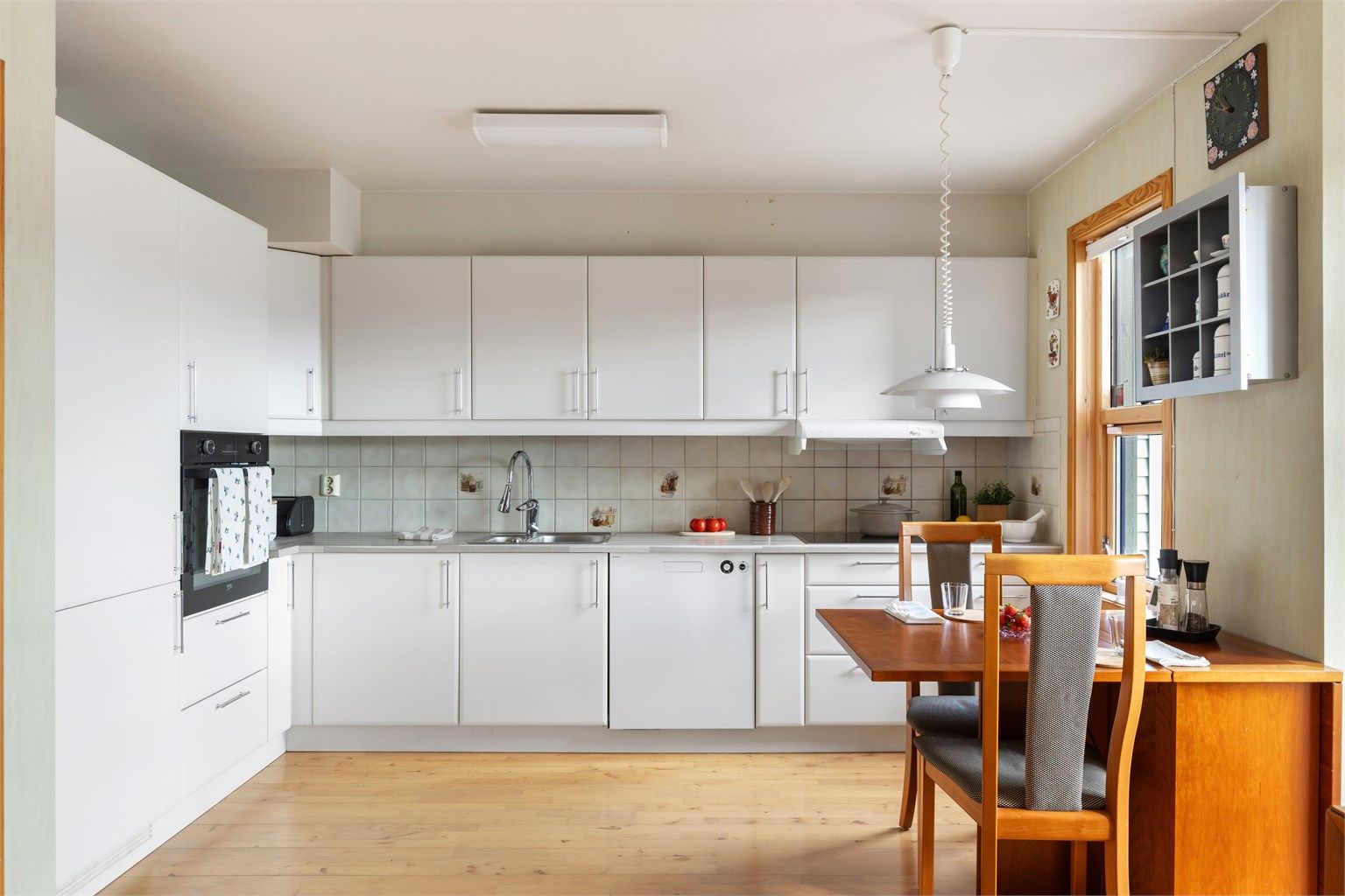 Kjøkkeninnredningen fra byggeåret ble betydelig oppgradert i 2016 og har integrert stekeovn, platetopp og kjøl/frys.