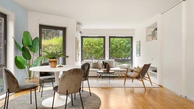 Lys og moderne leilighet med store vindusflater som gir godt med lysinnslipp.