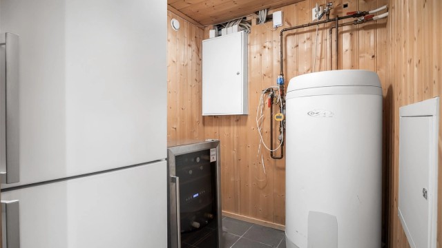 I boden i kjelleren er varmtvannsberederen på 200 liter (2008) og fordelerskap for rør-i-rør plassert.