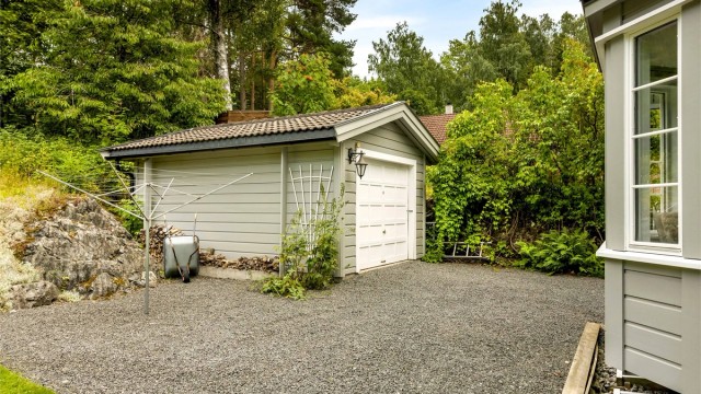 Garasje, biloppstillingsplass og El-bil lader.