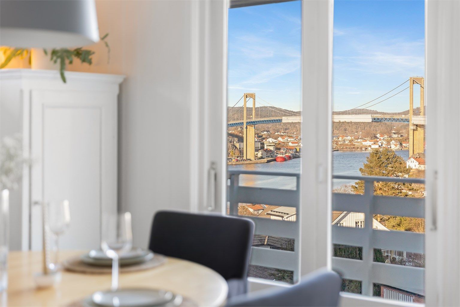 Fra stuen er det nydelig utsikt over Brevikstrømmen.