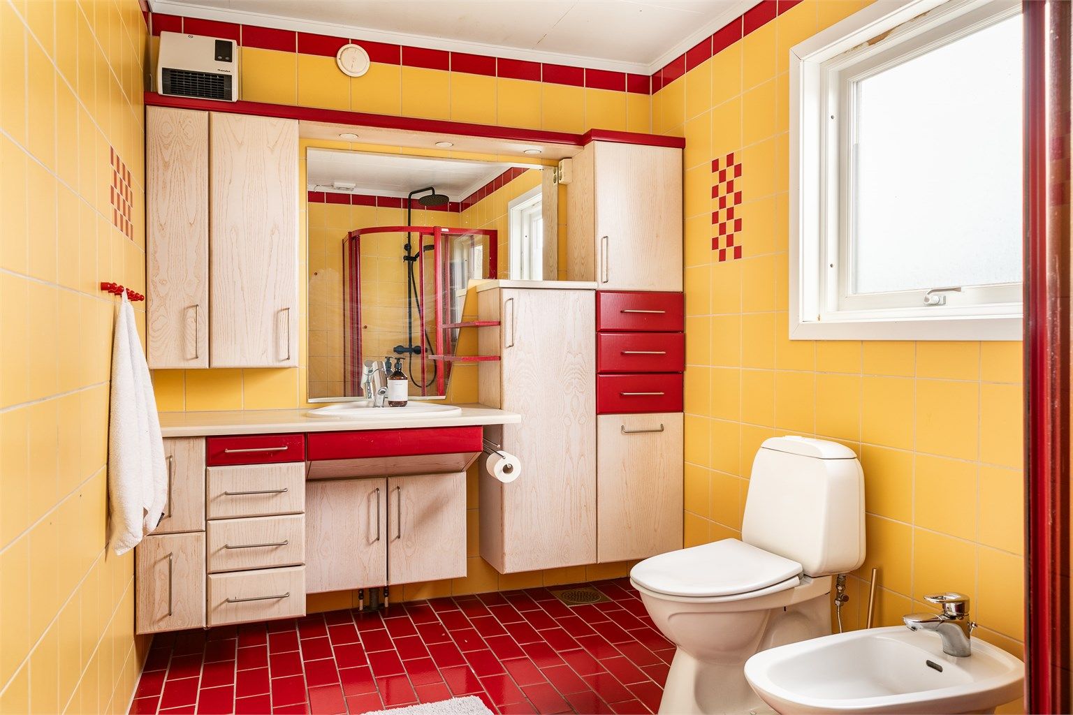Badet er fra ukjent årstall og på bakgrunn av ulike forhold gitt TG 3, noe som betyr at fornyelse/renovering må påregnes. Varmekabler er defekt.