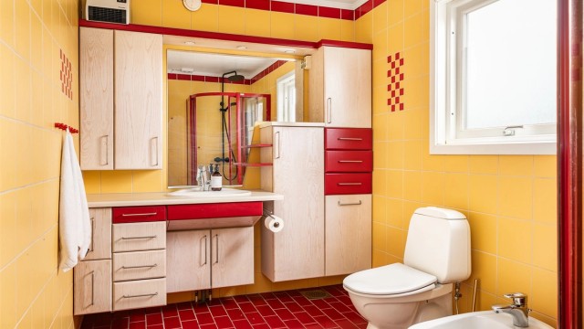 Badet er fra ukjent årstall og på bakgrunn av ulike forhold gitt TG 3, noe som betyr at fornyelse/renovering må påregnes. Varmekabler er defekt.
